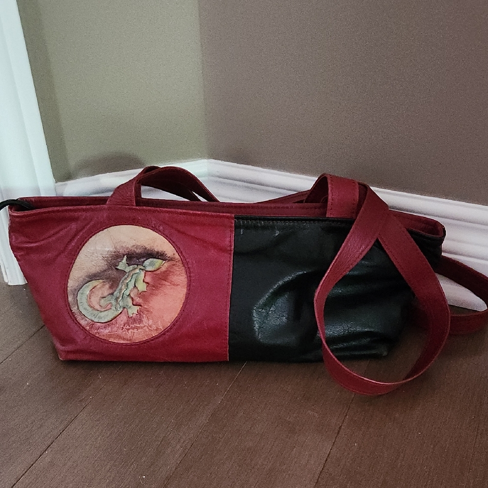 🇨🇦***Gorgeous HAND CRAFTED Red and Black Shoulder Bag with Lizard Design